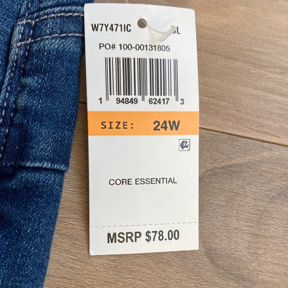 Democracy cuffed jean short w slimming panels & stretch distressed details 24W - Picture 12 of 17